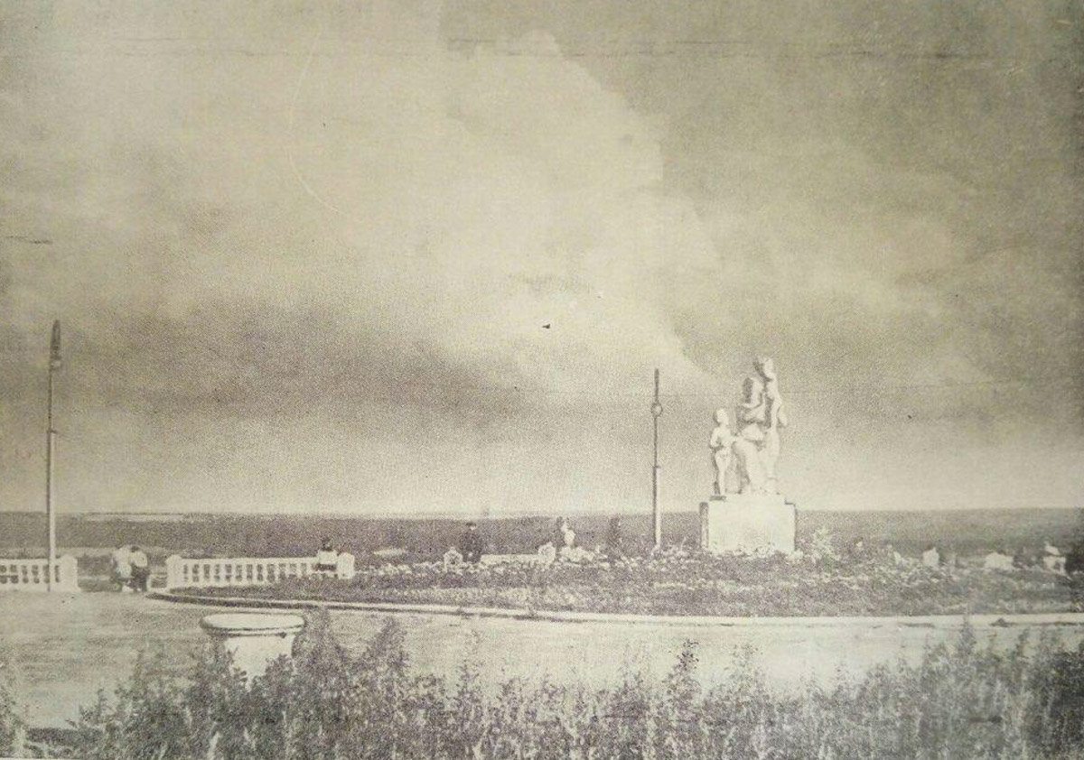 Несмотря на аутентичную внешность, наш город переживал серьезные трансформации. Одни нам удалось застать, другие произошли слишком давно. Но интересно же узнать, что было на месте привычных нам объектов и как выглядели ныне популярные локации раньше! На помощь приходят фото, зафиксировавшие исчезнувшее наследие.