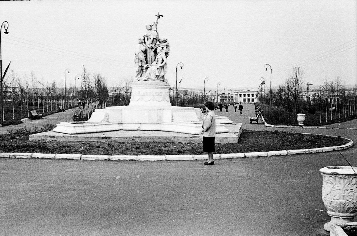 Несмотря на аутентичную внешность, наш город переживал серьезные трансформации. Одни нам удалось застать, другие произошли слишком давно. Но интересно же узнать, что было на месте привычных нам объектов и как выглядели ныне популярные локации раньше! На помощь приходят фото, зафиксировавшие исчезнувшее наследие.