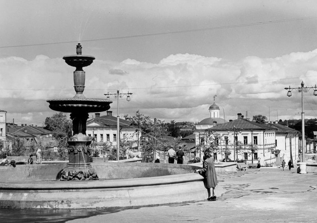 Несмотря на аутентичную внешность, наш город переживал серьезные трансформации. Одни нам удалось застать, другие произошли слишком давно. Но интересно же узнать, что было на месте привычных нам объектов и как выглядели ныне популярные локации раньше! На помощь приходят фото, зафиксировавшие исчезнувшее наследие.