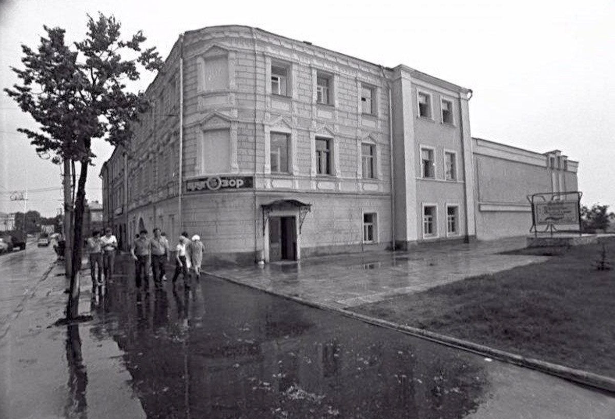 Несмотря на аутентичную внешность, наш город переживал серьезные трансформации. Одни нам удалось застать, другие произошли слишком давно. Но интересно же узнать, что было на месте привычных нам объектов и как выглядели ныне популярные локации раньше! На помощь приходят фото, зафиксировавшие исчезнувшее наследие.