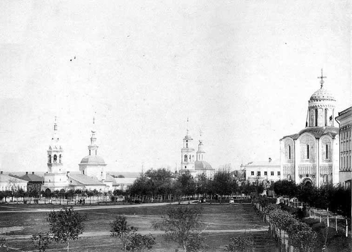 Несмотря на аутентичную внешность, наш город переживал серьезные трансформации. Одни нам удалось застать, другие произошли слишком давно. Но интересно же узнать, что было на месте привычных нам объектов и как выглядели ныне популярные локации раньше! На помощь приходят фото, зафиксировавшие исчезнувшее наследие.