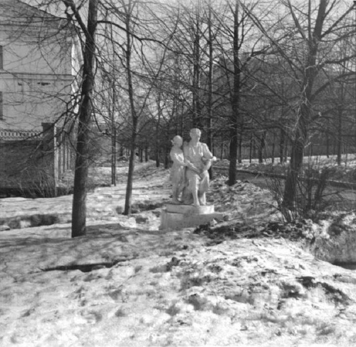 Несмотря на аутентичную внешность, наш город переживал серьезные трансформации. Одни нам удалось застать, другие произошли слишком давно. Но интересно же узнать, что было на месте привычных нам объектов и как выглядели ныне популярные локации раньше! На помощь приходят фото, зафиксировавшие исчезнувшее наследие.