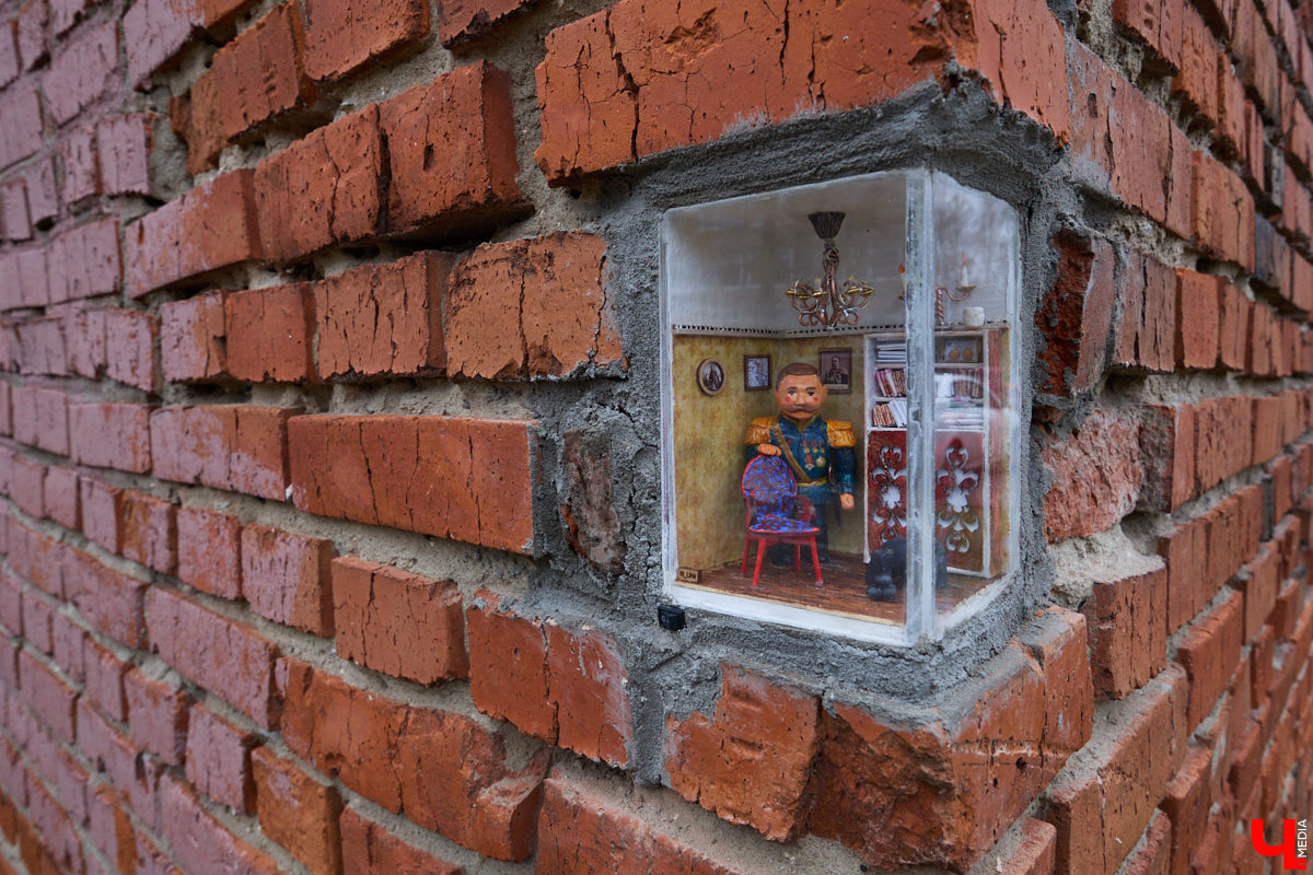 Рейтинг самых больших арт-объектов 33-го региона мы уже составляли, теперь пришло время миниатюрных скульптур, декораторских решений, моделей и инсталляций. Из-за размеров заметить их на улицах города куда сложнее, зато и искать интереснее.