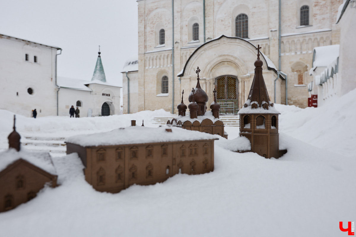 Рейтинг самых больших арт-объектов 33-го региона мы уже составляли, теперь пришло время миниатюрных скульптур, декораторских решений, моделей и инсталляций. Из-за размеров заметить их на улицах города куда сложнее, зато и искать интереснее.