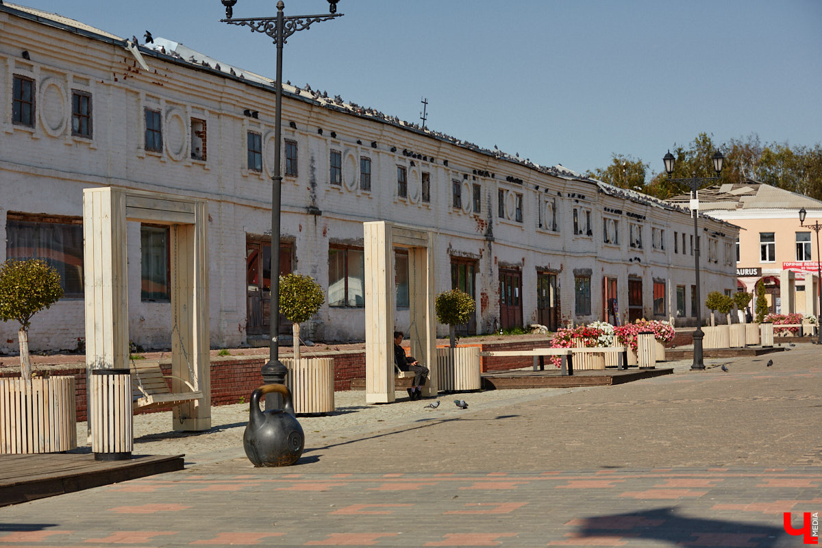 Рейтинг самых больших арт-объектов 33-го региона мы уже составляли, теперь пришло время миниатюрных скульптур, декораторских решений, моделей и инсталляций. Из-за размеров заметить их на улицах города куда сложнее, зато и искать интереснее.