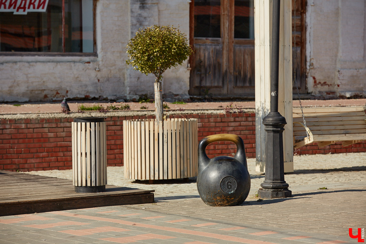 Рейтинг самых больших арт-объектов 33-го региона мы уже составляли, теперь пришло время миниатюрных скульптур, декораторских решений, моделей и инсталляций. Из-за размеров заметить их на улицах города куда сложнее, зато и искать интереснее.