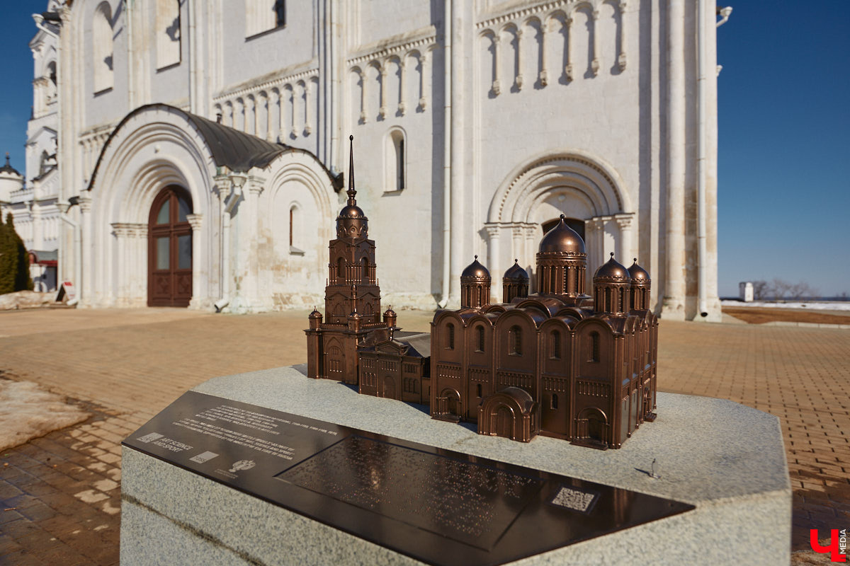 Рейтинг самых больших арт-объектов 33-го региона мы уже составляли, теперь пришло время миниатюрных скульптур, декораторских решений, моделей и инсталляций. Из-за размеров заметить их на улицах города куда сложнее, зато и искать интереснее.