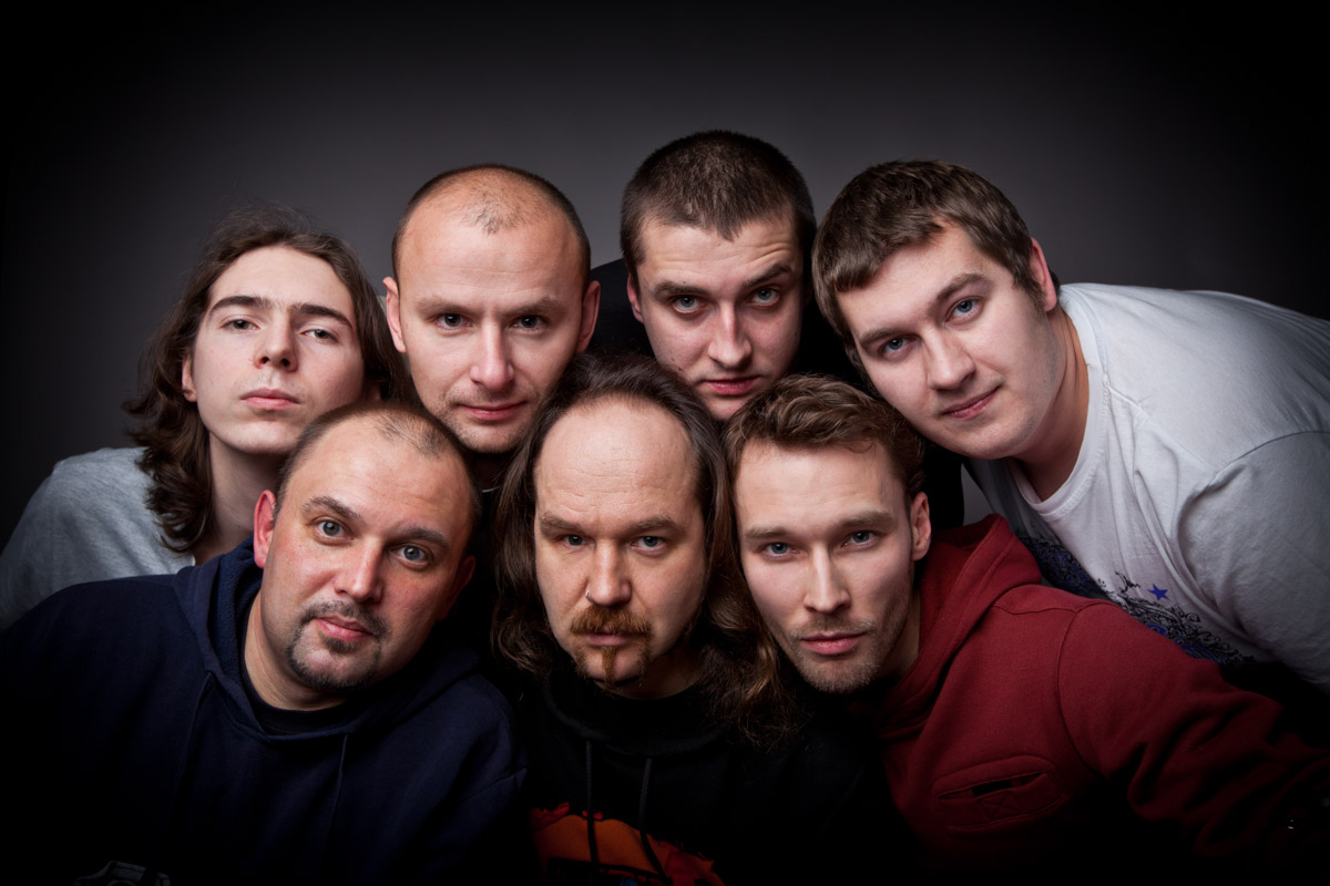 Десять лет тишины. Без релизов и попыток напомнить о себе. В какой-то момент казалось, что группа «СОЛЬ» уже не вернется, но внезапно случилась пересборка команды: новое время потребовало иного звучания. У коллектива вышел альбом «XXI проходящий». Два ключевых участника группы, Александр Усов и Михаил Бужин, рассказали, что стоит за возвращением на сцену и тем, что сегодня пронизывает их музыку.