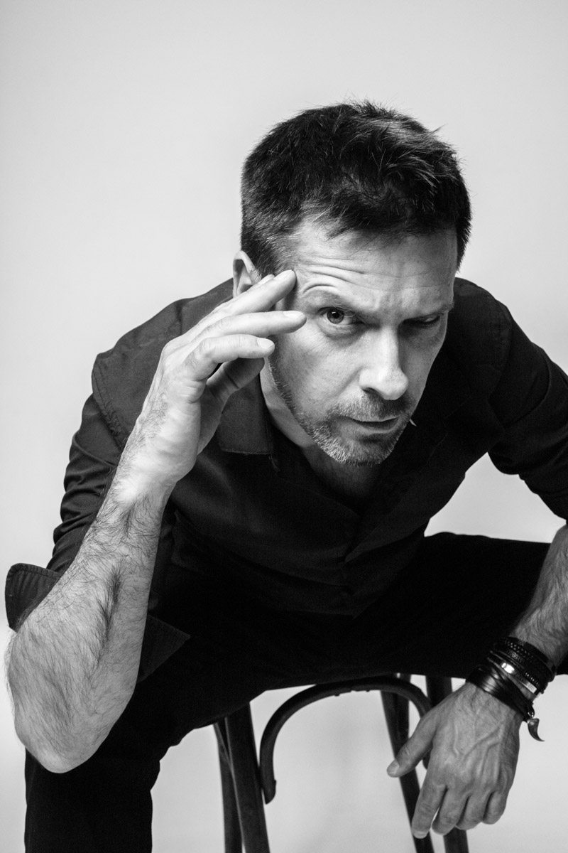 Десять лет тишины. Без релизов и попыток напомнить о себе. В какой-то момент казалось, что группа «СОЛЬ» уже не вернется, но внезапно случилась пересборка команды: новое время потребовало иного звучания. У коллектива вышел альбом «XXI проходящий». Два ключевых участника группы, Александр Усов и Михаил Бужин, рассказали, что стоит за возвращением на сцену и тем, что сегодня пронизывает их музыку.