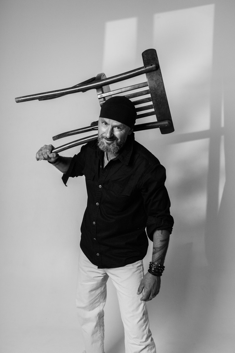 Десять лет тишины. Без релизов и попыток напомнить о себе. В какой-то момент казалось, что группа «СОЛЬ» уже не вернется, но внезапно случилась пересборка команды: новое время потребовало иного звучания. У коллектива вышел альбом «XXI проходящий». Два ключевых участника группы, Александр Усов и Михаил Бужин, рассказали, что стоит за возвращением на сцену и тем, что сегодня пронизывает их музыку.