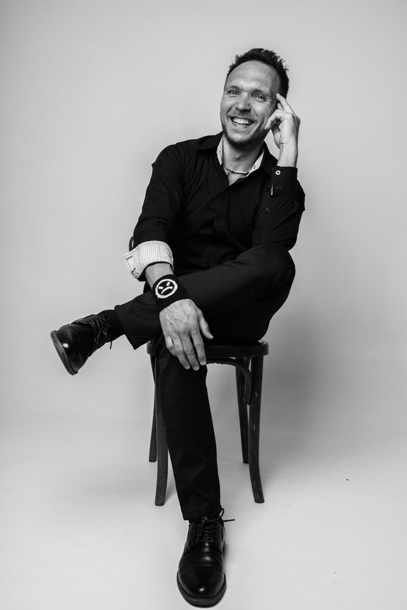 Десять лет тишины. Без релизов и попыток напомнить о себе. В какой-то момент казалось, что группа «СОЛЬ» уже не вернется, но внезапно случилась пересборка команды: новое время потребовало иного звучания. У коллектива вышел альбом «XXI проходящий». Два ключевых участника группы, Александр Усов и Михаил Бужин, рассказали, что стоит за возвращением на сцену и тем, что сегодня пронизывает их музыку.