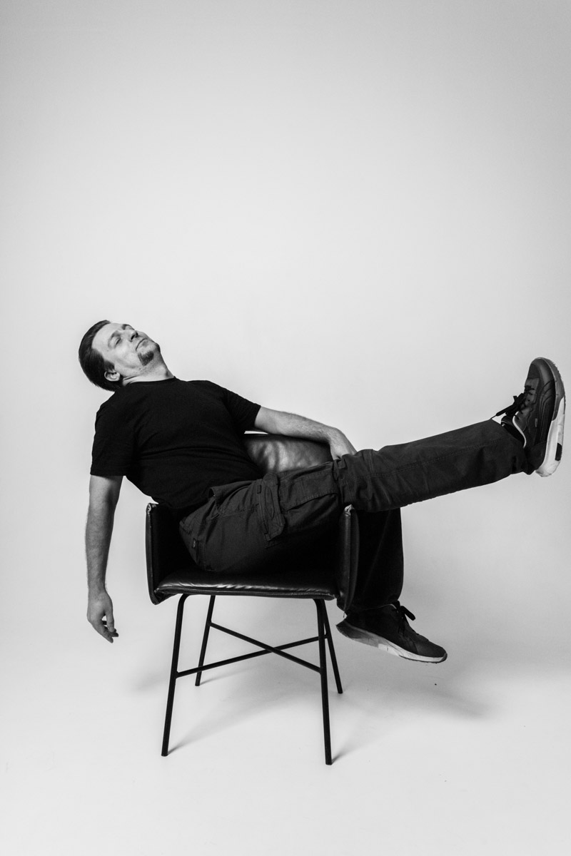 Десять лет тишины. Без релизов и попыток напомнить о себе. В какой-то момент казалось, что группа «СОЛЬ» уже не вернется, но внезапно случилась пересборка команды: новое время потребовало иного звучания. У коллектива вышел альбом «XXI проходящий». Два ключевых участника группы, Александр Усов и Михаил Бужин, рассказали, что стоит за возвращением на сцену и тем, что сегодня пронизывает их музыку.