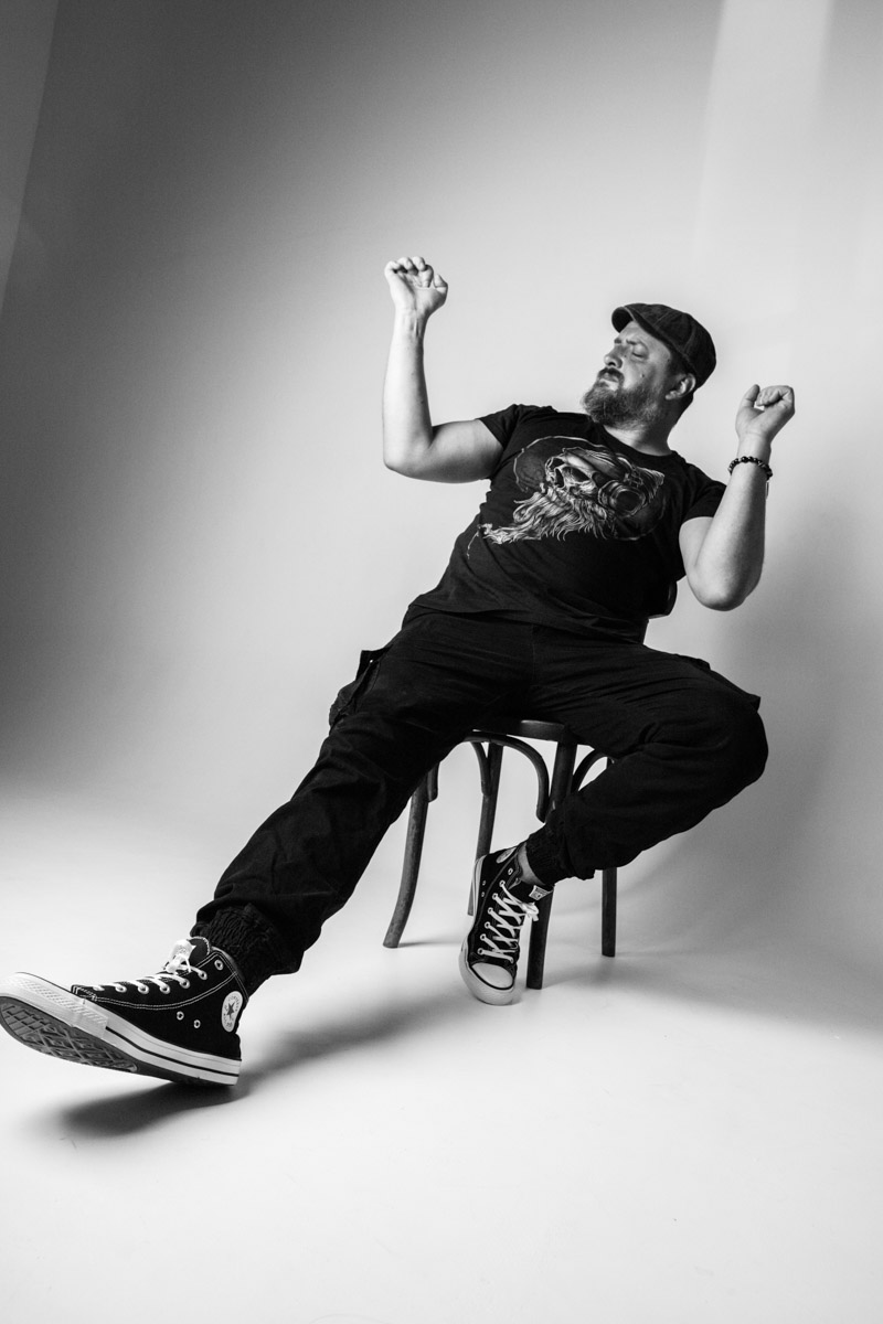 Десять лет тишины. Без релизов и попыток напомнить о себе. В какой-то момент казалось, что группа «СОЛЬ» уже не вернется, но внезапно случилась пересборка команды: новое время потребовало иного звучания. У коллектива вышел альбом «XXI проходящий». Два ключевых участника группы, Александр Усов и Михаил Бужин, рассказали, что стоит за возвращением на сцену и тем, что сегодня пронизывает их музыку.