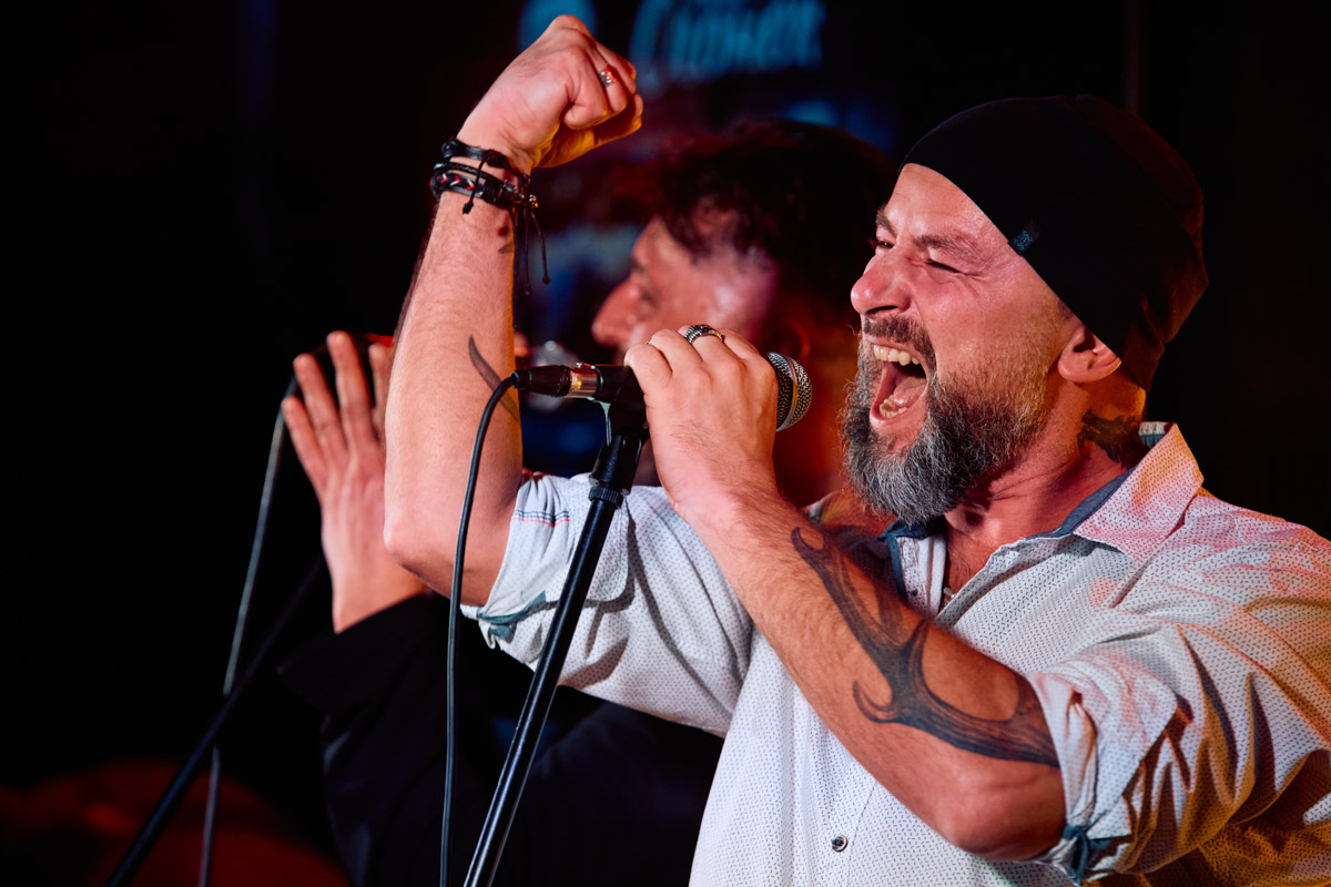 Десять лет тишины. Без релизов и попыток напомнить о себе. В какой-то момент казалось, что группа «СОЛЬ» уже не вернется, но внезапно случилась пересборка команды: новое время потребовало иного звучания. У коллектива вышел альбом «XXI проходящий». Два ключевых участника группы, Александр Усов и Михаил Бужин, рассказали, что стоит за возвращением на сцену и тем, что сегодня пронизывает их музыку.