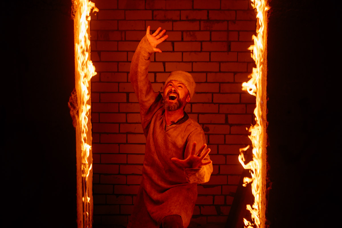 Десять лет тишины. Без релизов и попыток напомнить о себе. В какой-то момент казалось, что группа «СОЛЬ» уже не вернется, но внезапно случилась пересборка команды: новое время потребовало иного звучания. У коллектива вышел альбом «XXI проходящий». Два ключевых участника группы, Александр Усов и Михаил Бужин, рассказали, что стоит за возвращением на сцену и тем, что сегодня пронизывает их музыку.