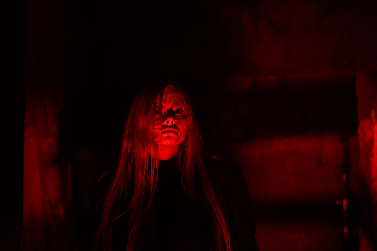 Десять лет тишины. Без релизов и попыток напомнить о себе. В какой-то момент казалось, что группа «СОЛЬ» уже не вернется, но внезапно случилась пересборка команды: новое время потребовало иного звучания. У коллектива вышел альбом «XXI проходящий». Два ключевых участника группы, Александр Усов и Михаил Бужин, рассказали, что стоит за возвращением на сцену и тем, что сегодня пронизывает их музыку.