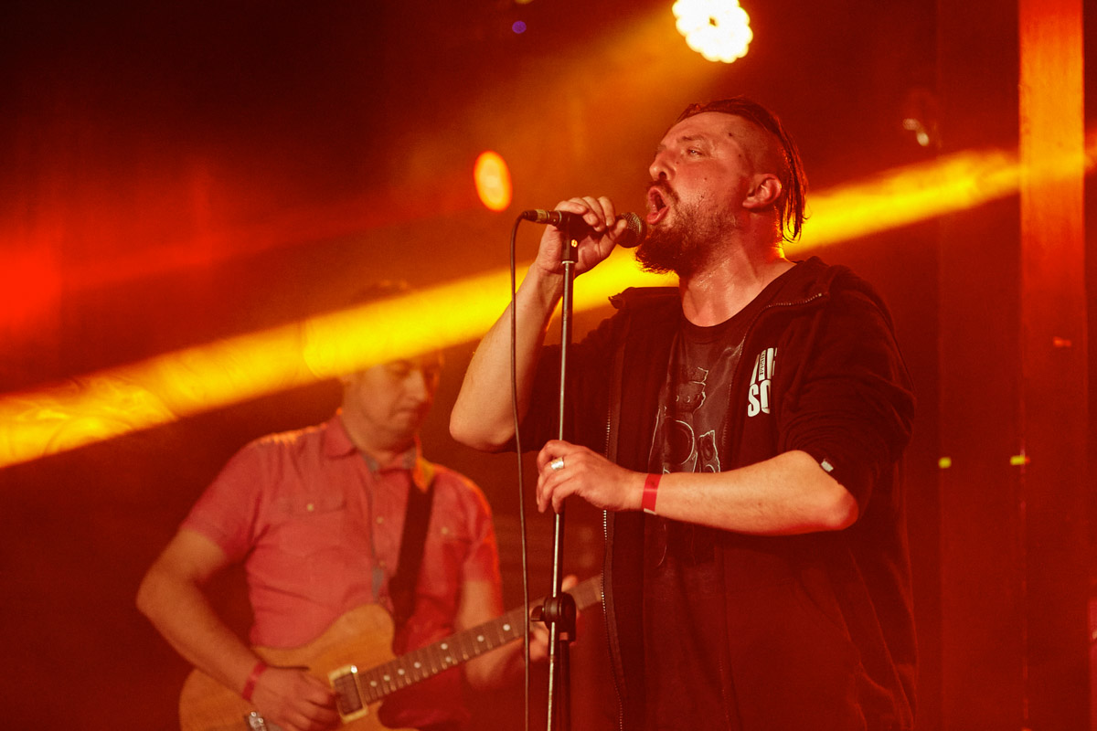 Десять лет тишины. Без релизов и попыток напомнить о себе. В какой-то момент казалось, что группа «СОЛЬ» уже не вернется, но внезапно случилась пересборка команды: новое время потребовало иного звучания. У коллектива вышел альбом «XXI проходящий». Два ключевых участника группы, Александр Усов и Михаил Бужин, рассказали, что стоит за возвращением на сцену и тем, что сегодня пронизывает их музыку.