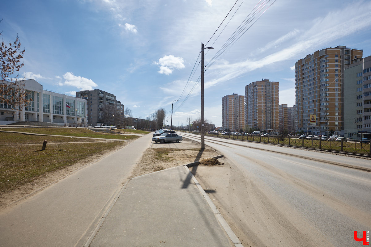 Юрьевец уже давно полноценная городская ячейка. Но мало кто знает, что сердце этого уголка поделено на две части. С одной стороны виден тихий сектор самых первых и уютных многоэтажек, с другой — растущие ввысь «человейники» с многочисленными магазинами. Ирина Коновалова прогулялась с нами по двум «параллельным мирам» микрорайона и рассказала, как изменились родные ей улочки за последние 15 лет.