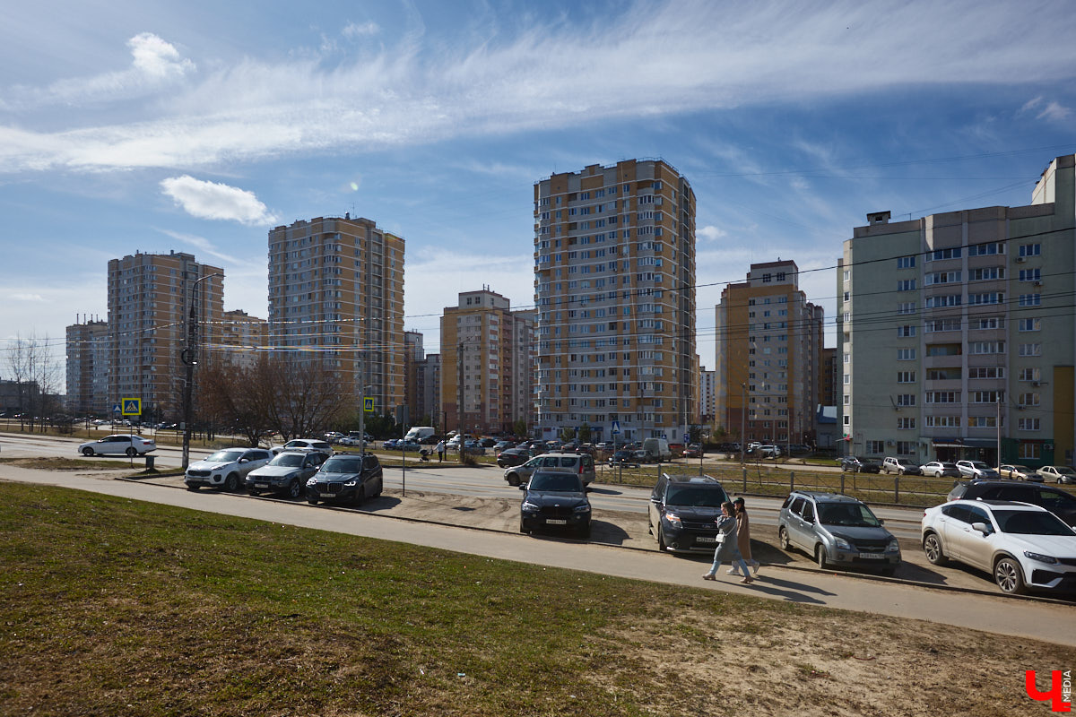 Юрьевец уже давно полноценная городская ячейка. Но мало кто знает, что сердце этого уголка поделено на две части. С одной стороны виден тихий сектор самых первых и уютных многоэтажек, с другой — растущие ввысь «человейники» с многочисленными магазинами. Ирина Коновалова прогулялась с нами по двум «параллельным мирам» микрорайона и рассказала, как изменились родные ей улочки за последние 15 лет.