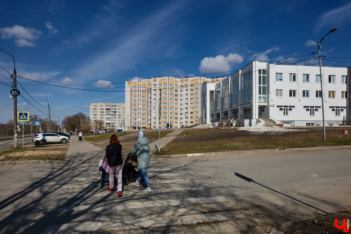 Юрьевец уже давно полноценная городская ячейка. Но мало кто знает, что сердце этого уголка поделено на две части. С одной стороны виден тихий сектор самых первых и уютных многоэтажек, с другой — растущие ввысь «человейники» с многочисленными магазинами. Ирина Коновалова прогулялась с нами по двум «параллельным мирам» микрорайона и рассказала, как изменились родные ей улочки за последние 15 лет.