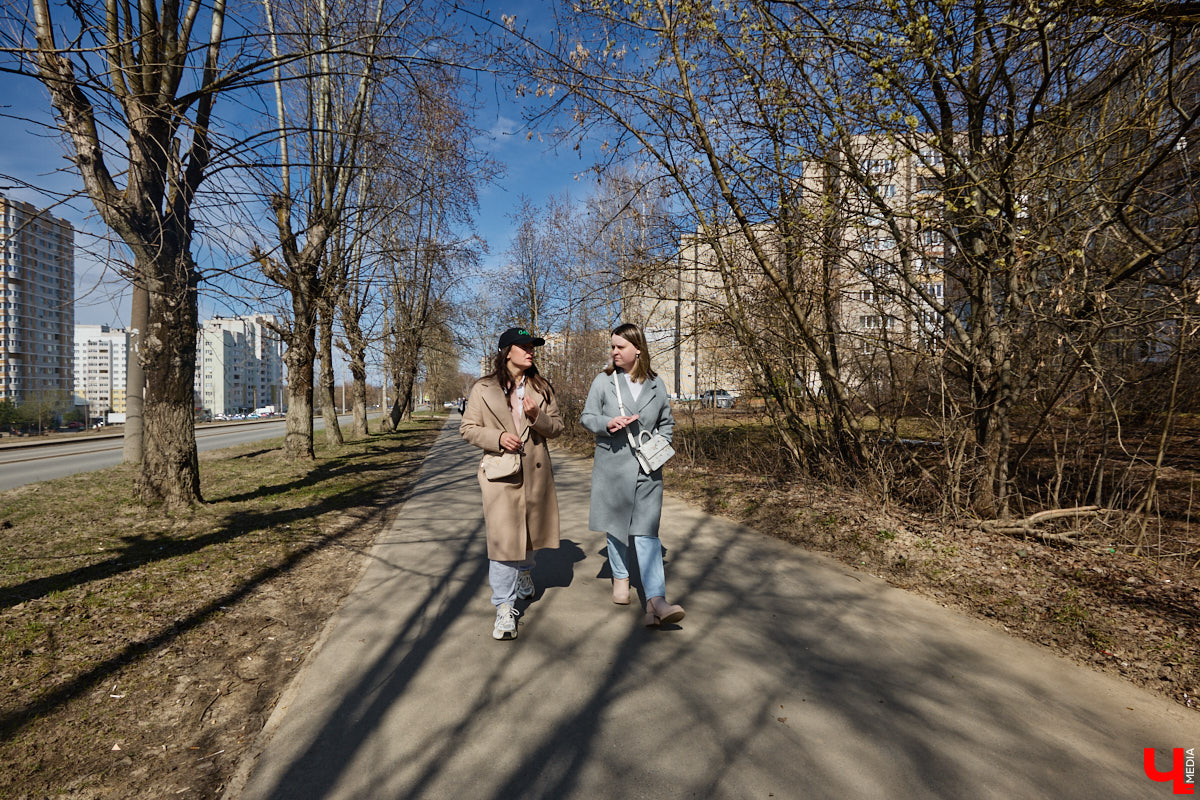 Юрьевец уже давно полноценная городская ячейка. Но мало кто знает, что сердце этого уголка поделено на две части. С одной стороны виден тихий сектор самых первых и уютных многоэтажек, с другой — растущие ввысь «человейники» с многочисленными магазинами. Ирина Коновалова прогулялась с нами по двум «параллельным мирам» микрорайона и рассказала, как изменились родные ей улочки за последние 15 лет.