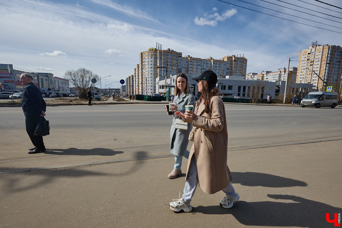 Юрьевец уже давно полноценная городская ячейка. Но мало кто знает, что сердце этого уголка поделено на две части. С одной стороны виден тихий сектор самых первых и уютных многоэтажек, с другой — растущие ввысь «человейники» с многочисленными магазинами. Ирина Коновалова прогулялась с нами по двум «параллельным мирам» микрорайона и рассказала, как изменились родные ей улочки за последние 15 лет.