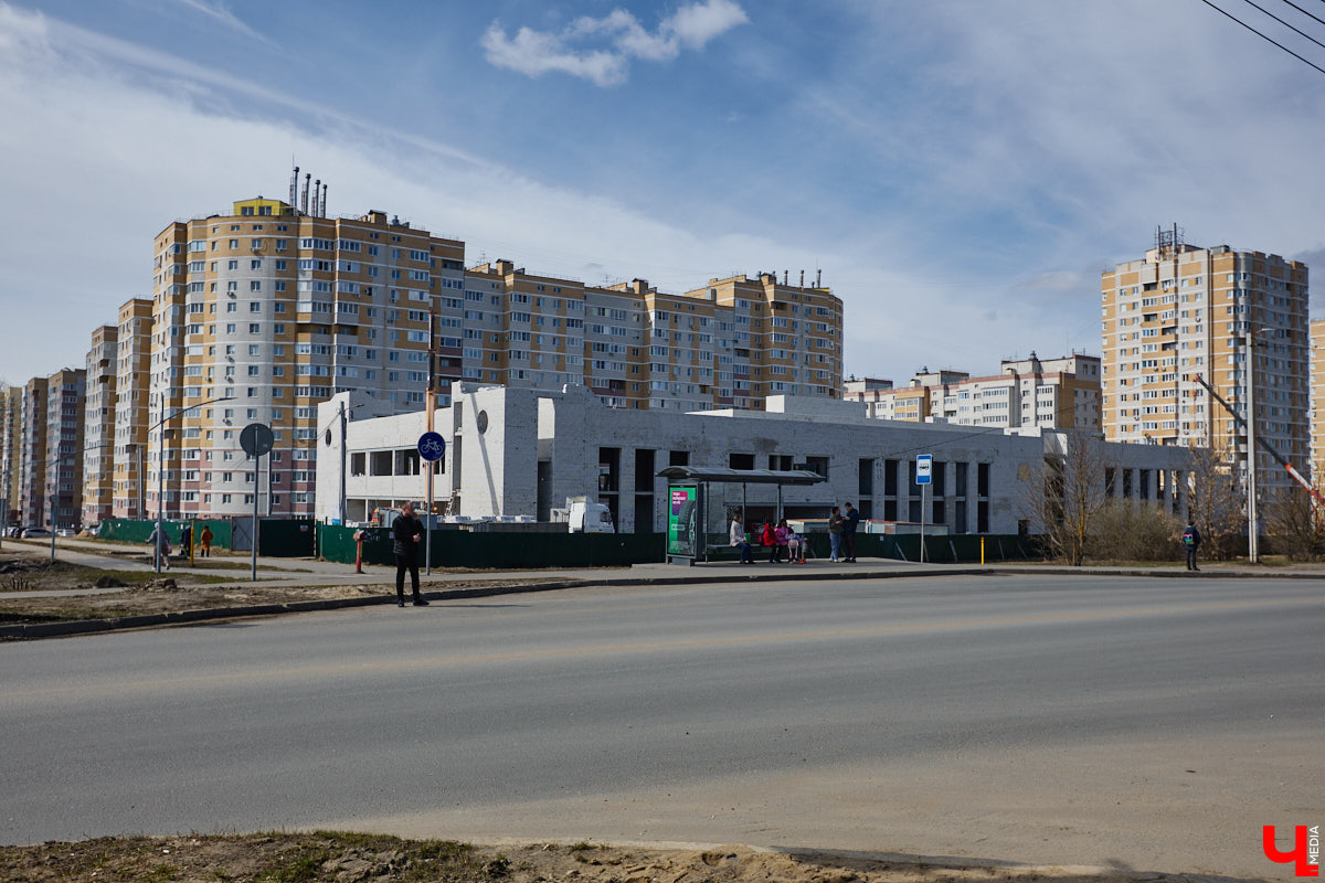 Юрьевец уже давно полноценная городская ячейка. Но мало кто знает, что сердце этого уголка поделено на две части. С одной стороны виден тихий сектор самых первых и уютных многоэтажек, с другой — растущие ввысь «человейники» с многочисленными магазинами. Ирина Коновалова прогулялась с нами по двум «параллельным мирам» микрорайона и рассказала, как изменились родные ей улочки за последние 15 лет.