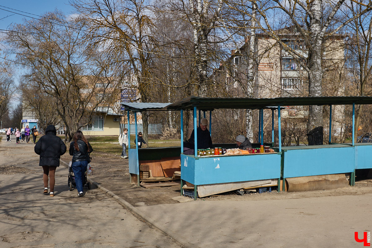Юрьевец уже давно полноценная городская ячейка. Но мало кто знает, что сердце этого уголка поделено на две части. С одной стороны виден тихий сектор самых первых и уютных многоэтажек, с другой — растущие ввысь «человейники» с многочисленными магазинами. Ирина Коновалова прогулялась с нами по двум «параллельным мирам» микрорайона и рассказала, как изменились родные ей улочки за последние 15 лет.
