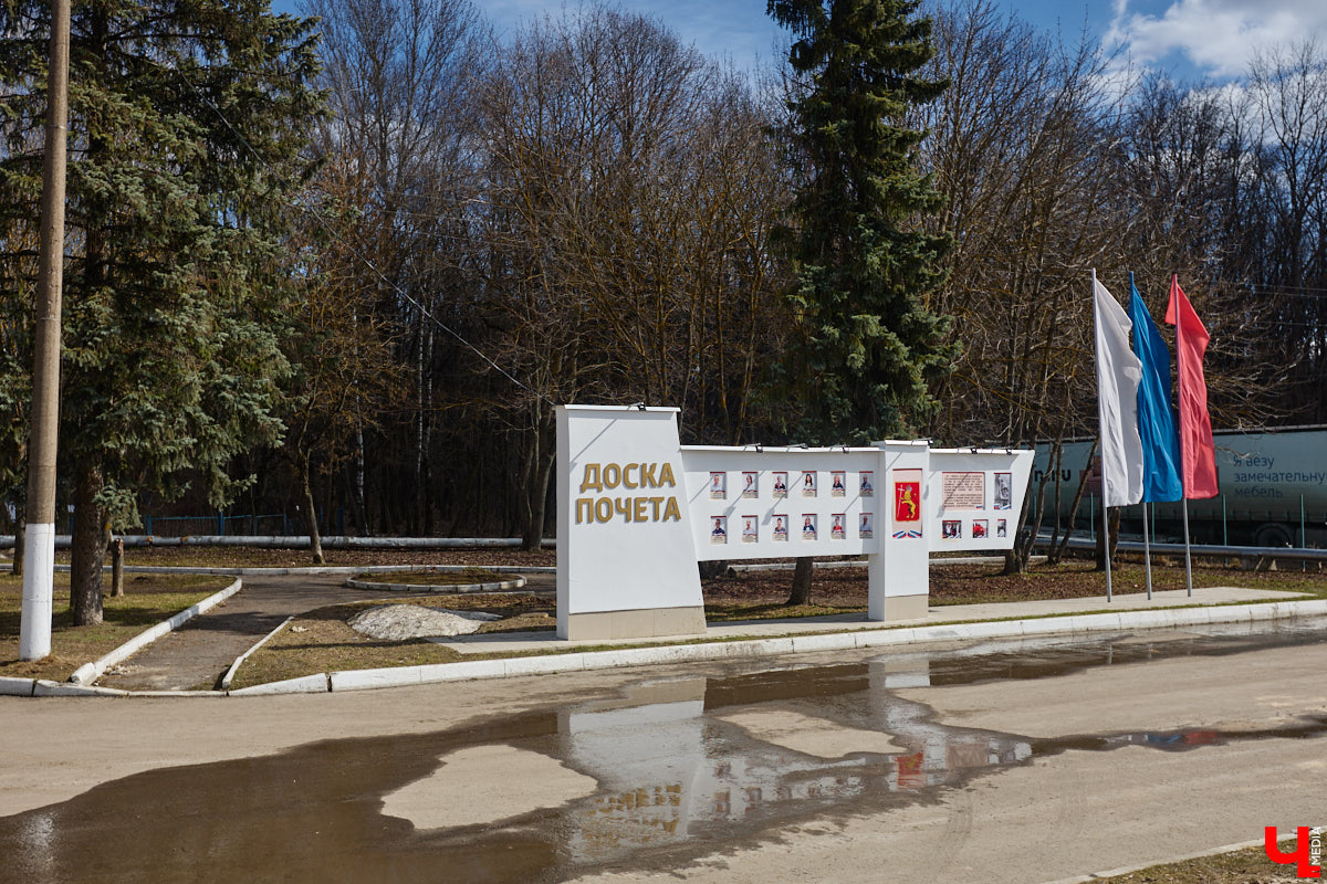 Юрьевец уже давно полноценная городская ячейка. Но мало кто знает, что сердце этого уголка поделено на две части. С одной стороны виден тихий сектор самых первых и уютных многоэтажек, с другой — растущие ввысь «человейники» с многочисленными магазинами. Ирина Коновалова прогулялась с нами по двум «параллельным мирам» микрорайона и рассказала, как изменились родные ей улочки за последние 15 лет.