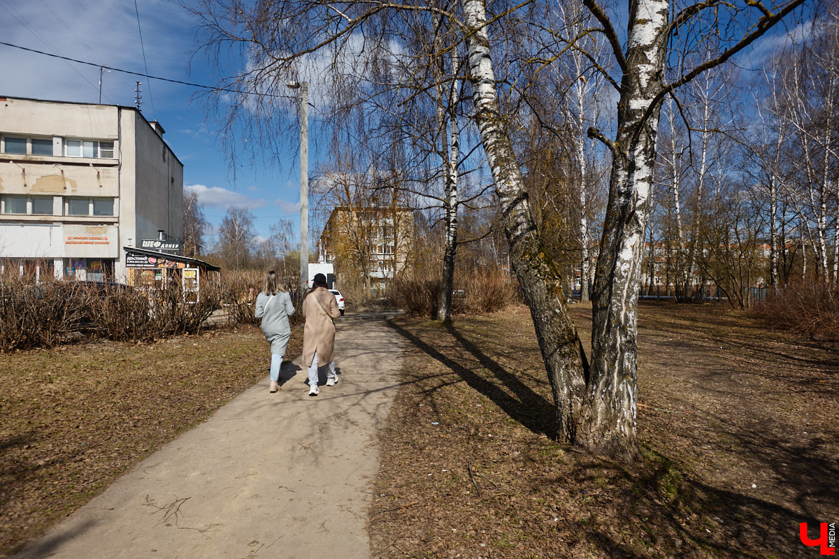 Юрьевец уже давно полноценная городская ячейка. Но мало кто знает, что сердце этого уголка поделено на две части. С одной стороны виден тихий сектор самых первых и уютных многоэтажек, с другой — растущие ввысь «человейники» с многочисленными магазинами. Ирина Коновалова прогулялась с нами по двум «параллельным мирам» микрорайона и рассказала, как изменились родные ей улочки за последние 15 лет.