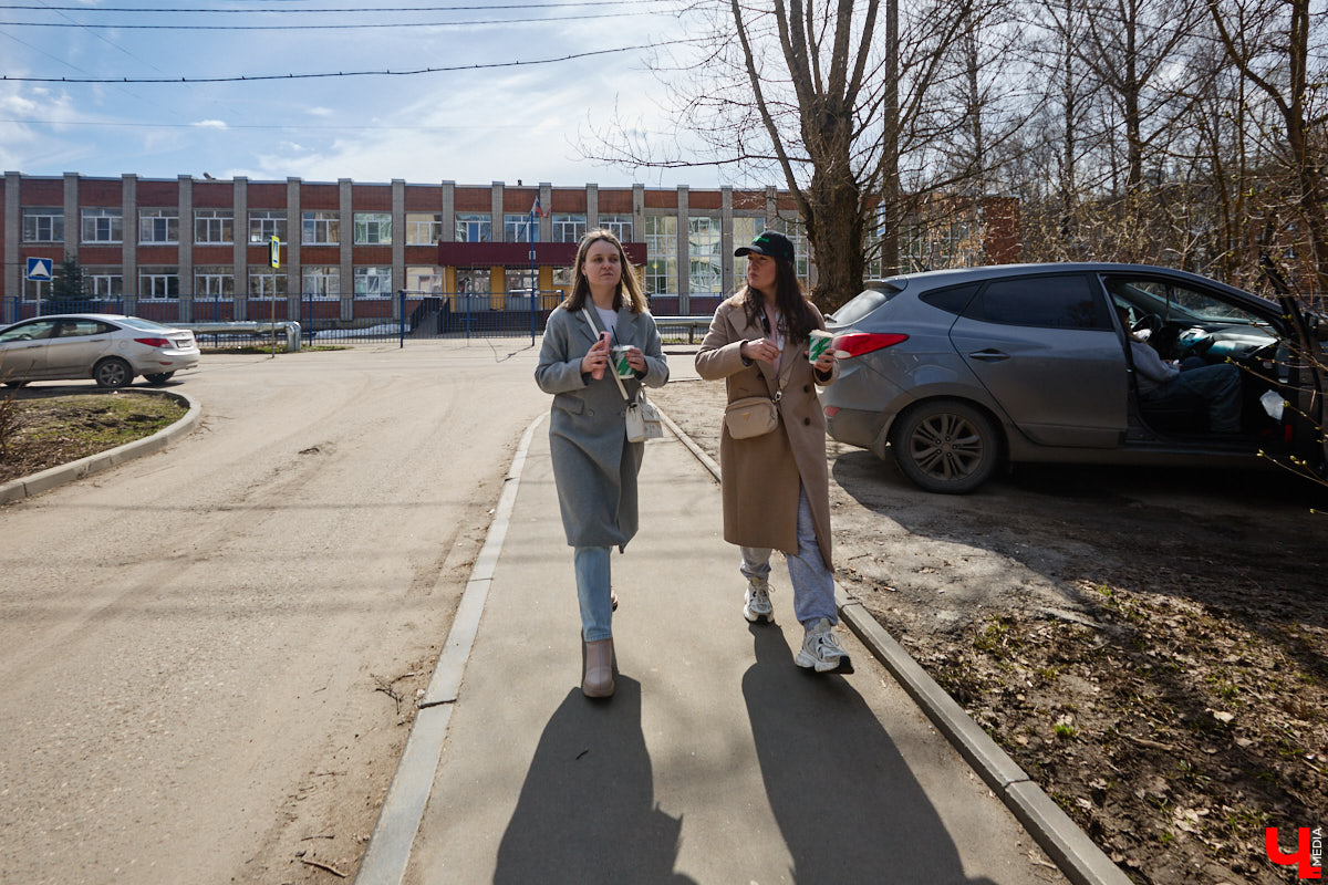Юрьевец уже давно полноценная городская ячейка. Но мало кто знает, что сердце этого уголка поделено на две части. С одной стороны виден тихий сектор самых первых и уютных многоэтажек, с другой — растущие ввысь «человейники» с многочисленными магазинами. Ирина Коновалова прогулялась с нами по двум «параллельным мирам» микрорайона и рассказала, как изменились родные ей улочки за последние 15 лет.
