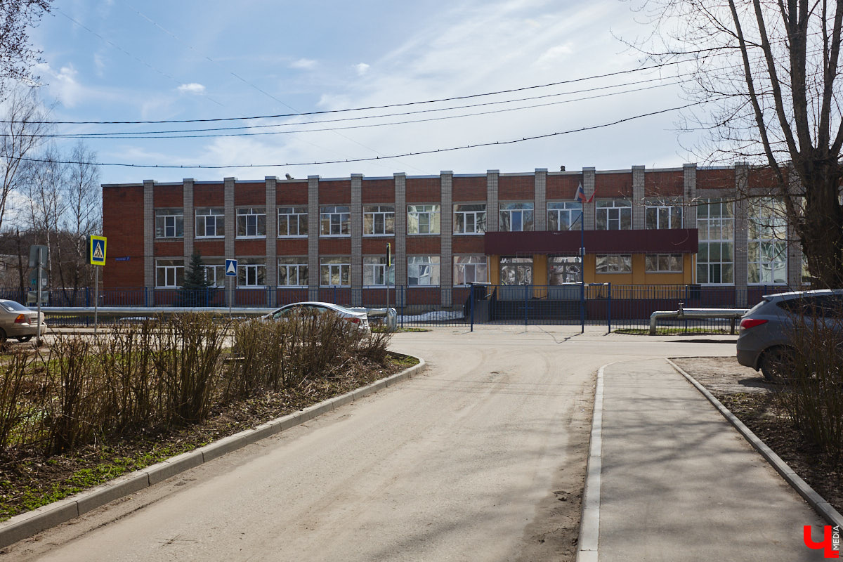 Юрьевец уже давно полноценная городская ячейка. Но мало кто знает, что сердце этого уголка поделено на две части. С одной стороны виден тихий сектор самых первых и уютных многоэтажек, с другой — растущие ввысь «человейники» с многочисленными магазинами. Ирина Коновалова прогулялась с нами по двум «параллельным мирам» микрорайона и рассказала, как изменились родные ей улочки за последние 15 лет.