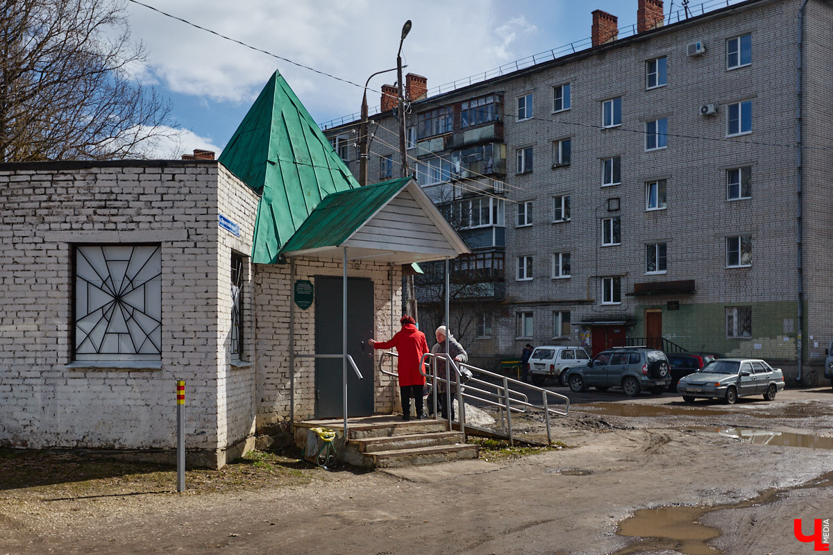 Юрьевец уже давно полноценная городская ячейка. Но мало кто знает, что сердце этого уголка поделено на две части. С одной стороны виден тихий сектор самых первых и уютных многоэтажек, с другой — растущие ввысь «человейники» с многочисленными магазинами. Ирина Коновалова прогулялась с нами по двум «параллельным мирам» микрорайона и рассказала, как изменились родные ей улочки за последние 15 лет.