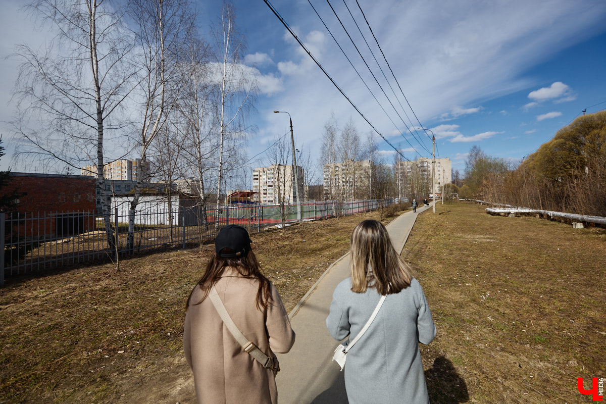 Юрьевец уже давно полноценная городская ячейка. Но мало кто знает, что сердце этого уголка поделено на две части. С одной стороны виден тихий сектор самых первых и уютных многоэтажек, с другой — растущие ввысь «человейники» с многочисленными магазинами. Ирина Коновалова прогулялась с нами по двум «параллельным мирам» микрорайона и рассказала, как изменились родные ей улочки за последние 15 лет.