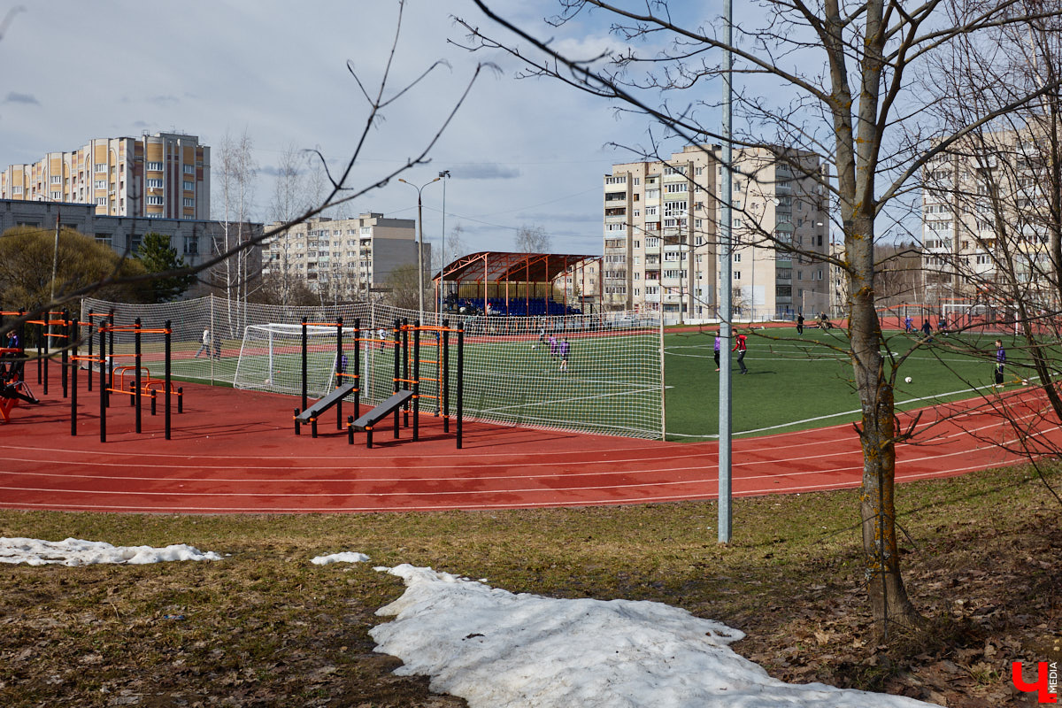 Юрьевец уже давно полноценная городская ячейка. Но мало кто знает, что сердце этого уголка поделено на две части. С одной стороны виден тихий сектор самых первых и уютных многоэтажек, с другой — растущие ввысь «человейники» с многочисленными магазинами. Ирина Коновалова прогулялась с нами по двум «параллельным мирам» микрорайона и рассказала, как изменились родные ей улочки за последние 15 лет.
