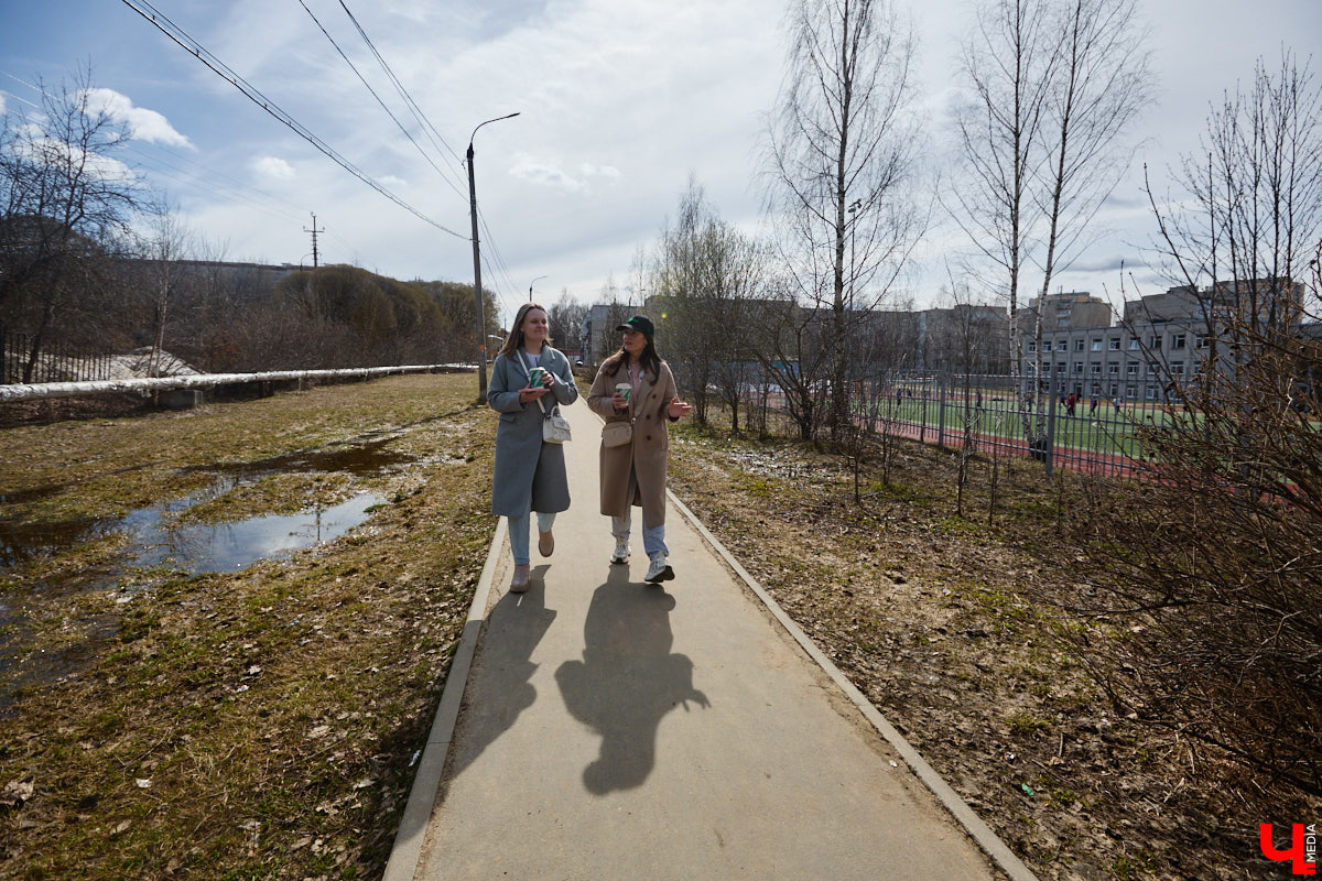 Юрьевец уже давно полноценная городская ячейка. Но мало кто знает, что сердце этого уголка поделено на две части. С одной стороны виден тихий сектор самых первых и уютных многоэтажек, с другой — растущие ввысь «человейники» с многочисленными магазинами. Ирина Коновалова прогулялась с нами по двум «параллельным мирам» микрорайона и рассказала, как изменились родные ей улочки за последние 15 лет.