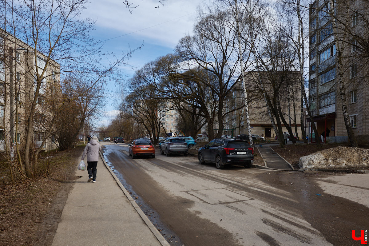 Юрьевец уже давно полноценная городская ячейка. Но мало кто знает, что сердце этого уголка поделено на две части. С одной стороны виден тихий сектор самых первых и уютных многоэтажек, с другой — растущие ввысь «человейники» с многочисленными магазинами. Ирина Коновалова прогулялась с нами по двум «параллельным мирам» микрорайона и рассказала, как изменились родные ей улочки за последние 15 лет.