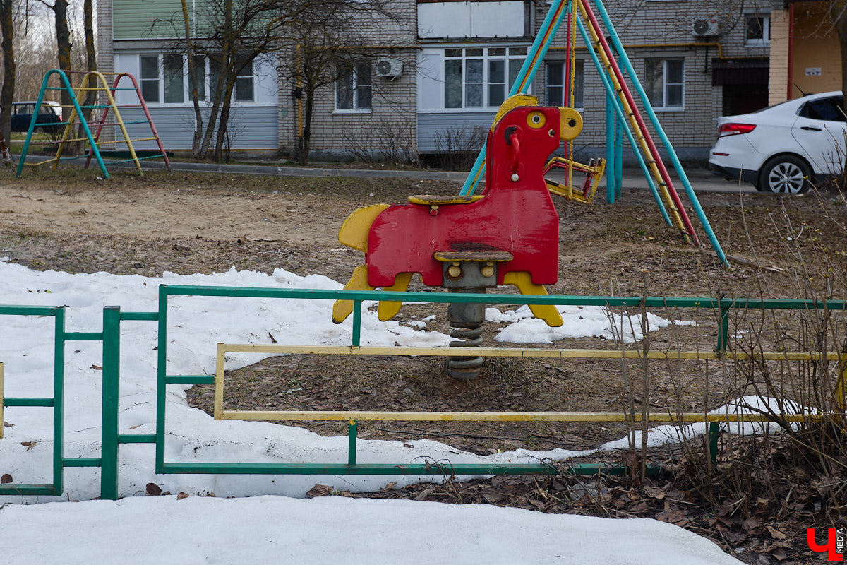 Юрьевец уже давно полноценная городская ячейка. Но мало кто знает, что сердце этого уголка поделено на две части. С одной стороны виден тихий сектор самых первых и уютных многоэтажек, с другой — растущие ввысь «человейники» с многочисленными магазинами. Ирина Коновалова прогулялась с нами по двум «параллельным мирам» микрорайона и рассказала, как изменились родные ей улочки за последние 15 лет.