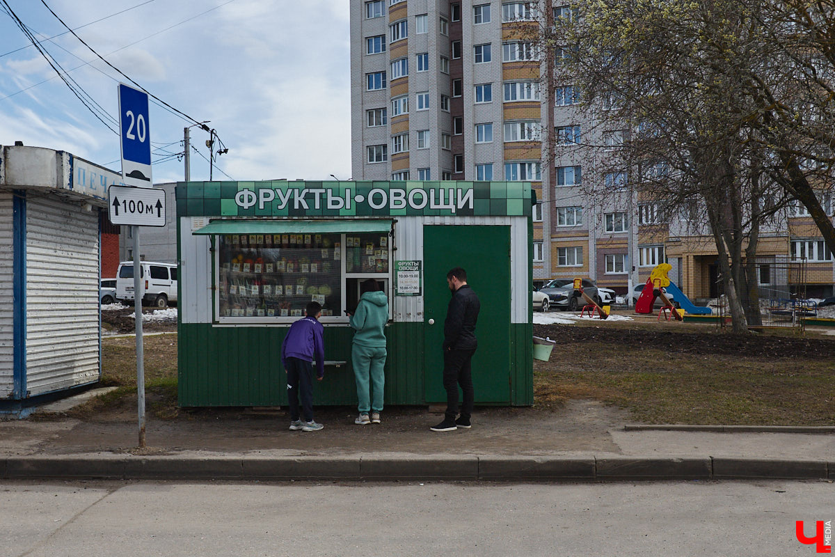 Юрьевец уже давно полноценная городская ячейка. Но мало кто знает, что сердце этого уголка поделено на две части. С одной стороны виден тихий сектор самых первых и уютных многоэтажек, с другой — растущие ввысь «человейники» с многочисленными магазинами. Ирина Коновалова прогулялась с нами по двум «параллельным мирам» микрорайона и рассказала, как изменились родные ей улочки за последние 15 лет.