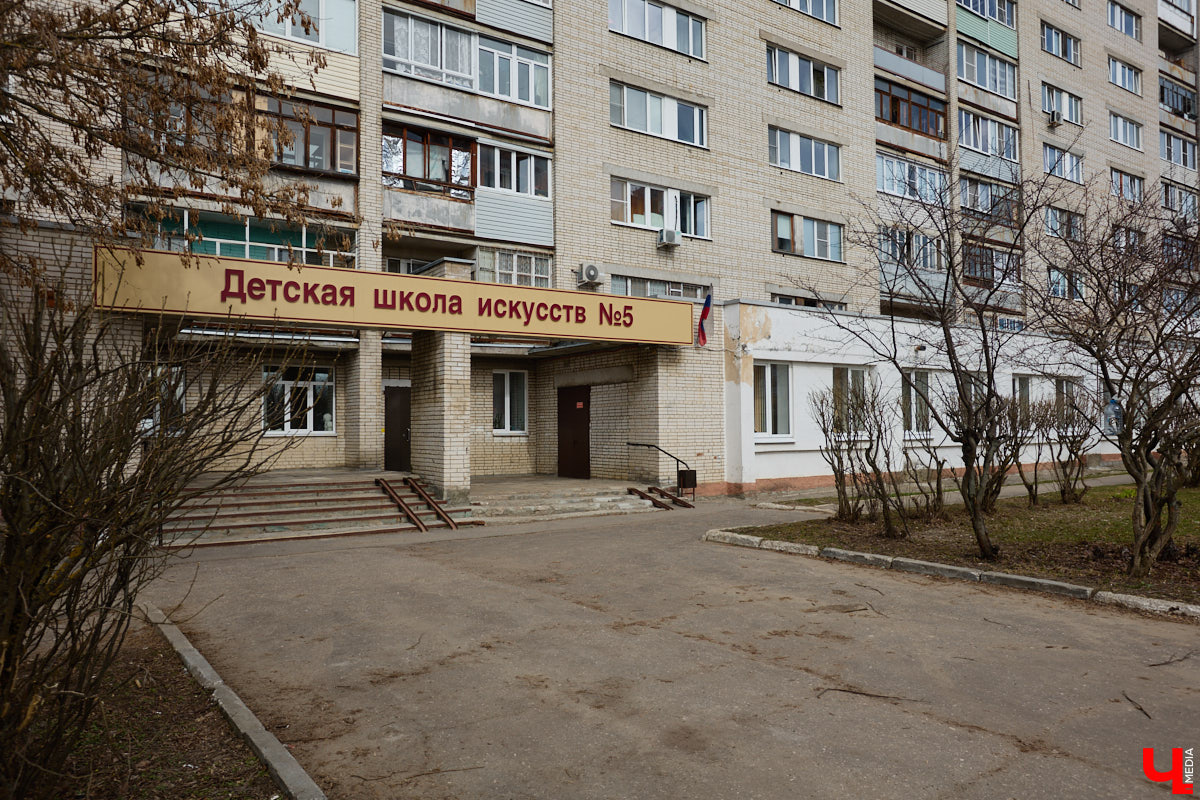 Юрьевец уже давно полноценная городская ячейка. Но мало кто знает, что сердце этого уголка поделено на две части. С одной стороны виден тихий сектор самых первых и уютных многоэтажек, с другой — растущие ввысь «человейники» с многочисленными магазинами. Ирина Коновалова прогулялась с нами по двум «параллельным мирам» микрорайона и рассказала, как изменились родные ей улочки за последние 15 лет.