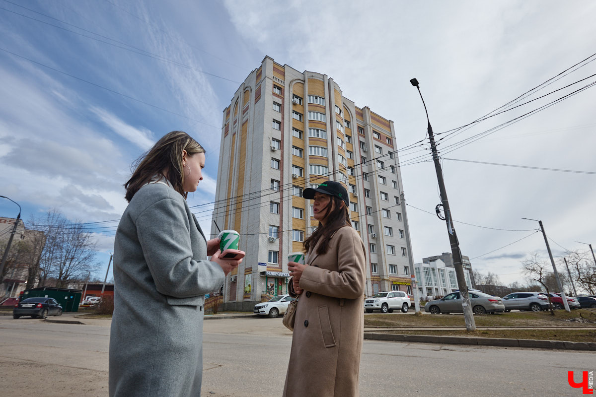 Юрьевец уже давно полноценная городская ячейка. Но мало кто знает, что сердце этого уголка поделено на две части. С одной стороны виден тихий сектор самых первых и уютных многоэтажек, с другой — растущие ввысь «человейники» с многочисленными магазинами. Ирина Коновалова прогулялась с нами по двум «параллельным мирам» микрорайона и рассказала, как изменились родные ей улочки за последние 15 лет.