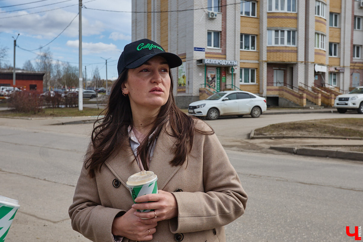 Юрьевец уже давно полноценная городская ячейка. Но мало кто знает, что сердце этого уголка поделено на две части. С одной стороны виден тихий сектор самых первых и уютных многоэтажек, с другой — растущие ввысь «человейники» с многочисленными магазинами. Ирина Коновалова прогулялась с нами по двум «параллельным мирам» микрорайона и рассказала, как изменились родные ей улочки за последние 15 лет.