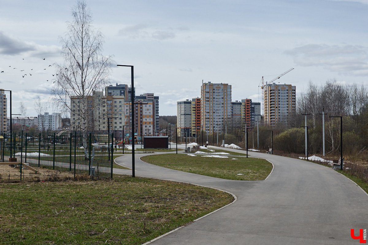 Юрьевец уже давно полноценная городская ячейка. Но мало кто знает, что сердце этого уголка поделено на две части. С одной стороны виден тихий сектор самых первых и уютных многоэтажек, с другой — растущие ввысь «человейники» с многочисленными магазинами. Ирина Коновалова прогулялась с нами по двум «параллельным мирам» микрорайона и рассказала, как изменились родные ей улочки за последние 15 лет.