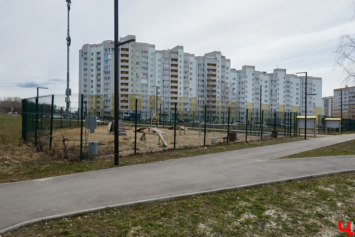 Юрьевец уже давно полноценная городская ячейка. Но мало кто знает, что сердце этого уголка поделено на две части. С одной стороны виден тихий сектор самых первых и уютных многоэтажек, с другой — растущие ввысь «человейники» с многочисленными магазинами. Ирина Коновалова прогулялась с нами по двум «параллельным мирам» микрорайона и рассказала, как изменились родные ей улочки за последние 15 лет.