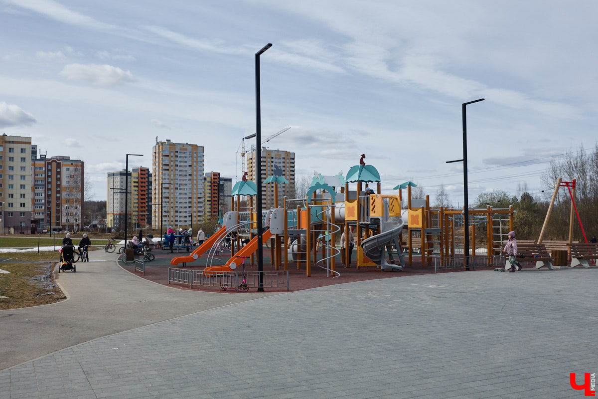 Юрьевец уже давно полноценная городская ячейка. Но мало кто знает, что сердце этого уголка поделено на две части. С одной стороны виден тихий сектор самых первых и уютных многоэтажек, с другой — растущие ввысь «человейники» с многочисленными магазинами. Ирина Коновалова прогулялась с нами по двум «параллельным мирам» микрорайона и рассказала, как изменились родные ей улочки за последние 15 лет.