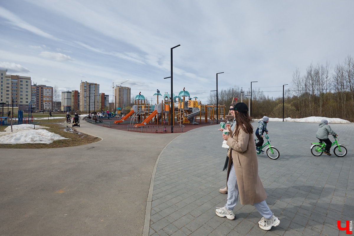 Юрьевец уже давно полноценная городская ячейка. Но мало кто знает, что сердце этого уголка поделено на две части. С одной стороны виден тихий сектор самых первых и уютных многоэтажек, с другой — растущие ввысь «человейники» с многочисленными магазинами. Ирина Коновалова прогулялась с нами по двум «параллельным мирам» микрорайона и рассказала, как изменились родные ей улочки за последние 15 лет.