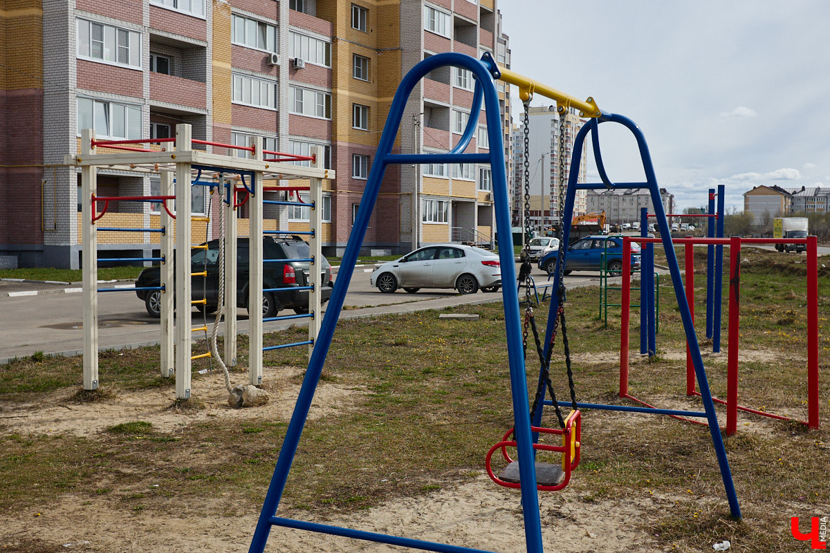 Юрьевец уже давно полноценная городская ячейка. Но мало кто знает, что сердце этого уголка поделено на две части. С одной стороны виден тихий сектор самых первых и уютных многоэтажек, с другой — растущие ввысь «человейники» с многочисленными магазинами. Ирина Коновалова прогулялась с нами по двум «параллельным мирам» микрорайона и рассказала, как изменились родные ей улочки за последние 15 лет.