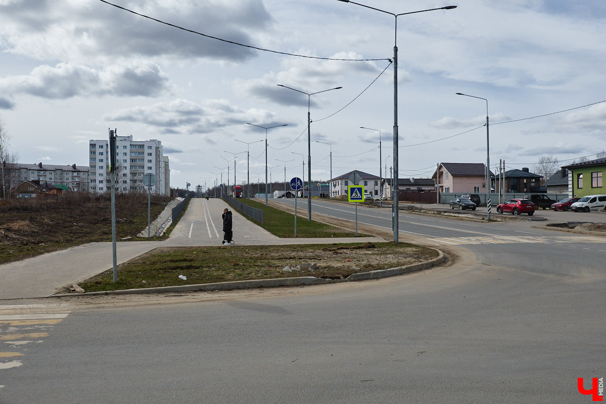 Юрьевец уже давно полноценная городская ячейка. Но мало кто знает, что сердце этого уголка поделено на две части. С одной стороны виден тихий сектор самых первых и уютных многоэтажек, с другой — растущие ввысь «человейники» с многочисленными магазинами. Ирина Коновалова прогулялась с нами по двум «параллельным мирам» микрорайона и рассказала, как изменились родные ей улочки за последние 15 лет.