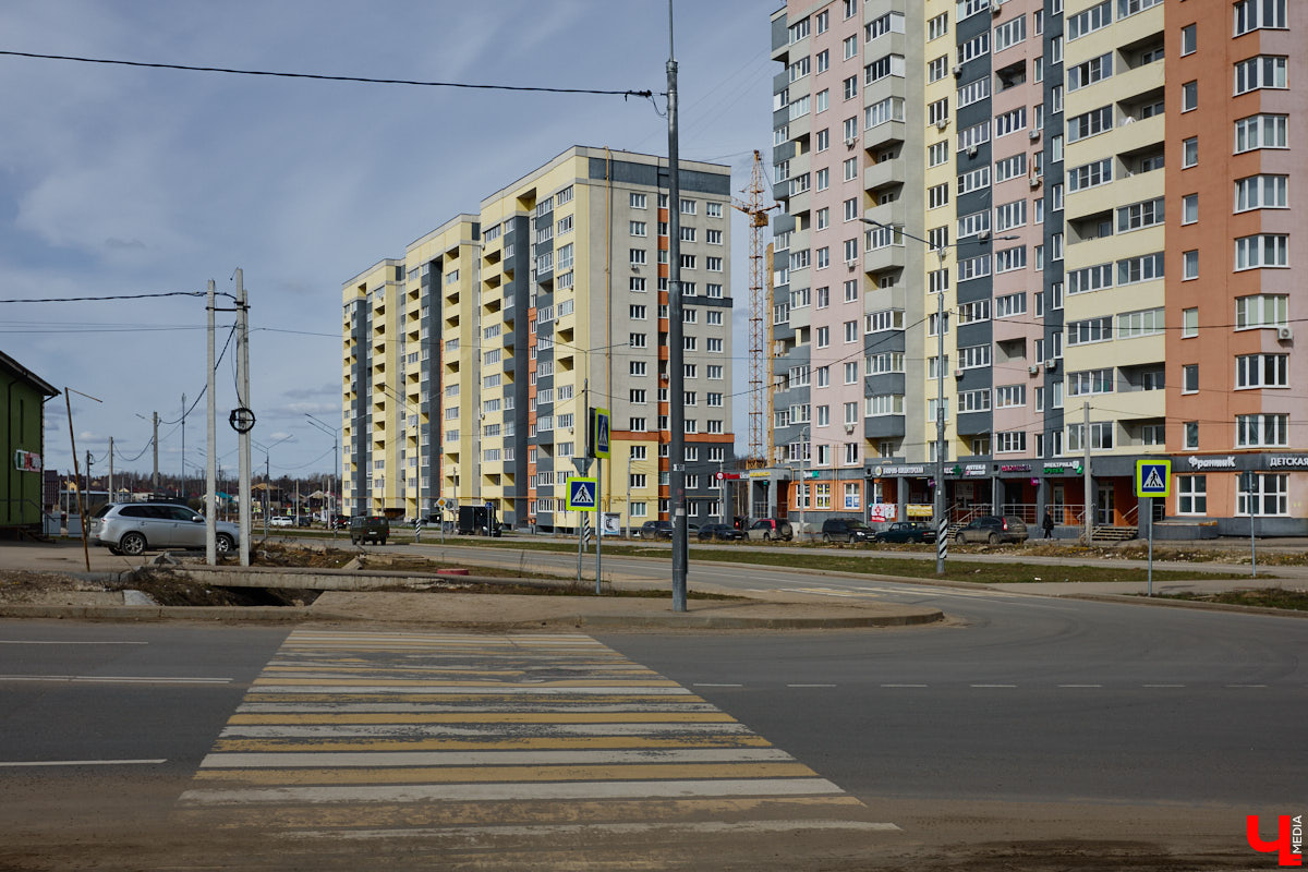 Юрьевец уже давно полноценная городская ячейка. Но мало кто знает, что сердце этого уголка поделено на две части. С одной стороны виден тихий сектор самых первых и уютных многоэтажек, с другой — растущие ввысь «человейники» с многочисленными магазинами. Ирина Коновалова прогулялась с нами по двум «параллельным мирам» микрорайона и рассказала, как изменились родные ей улочки за последние 15 лет.