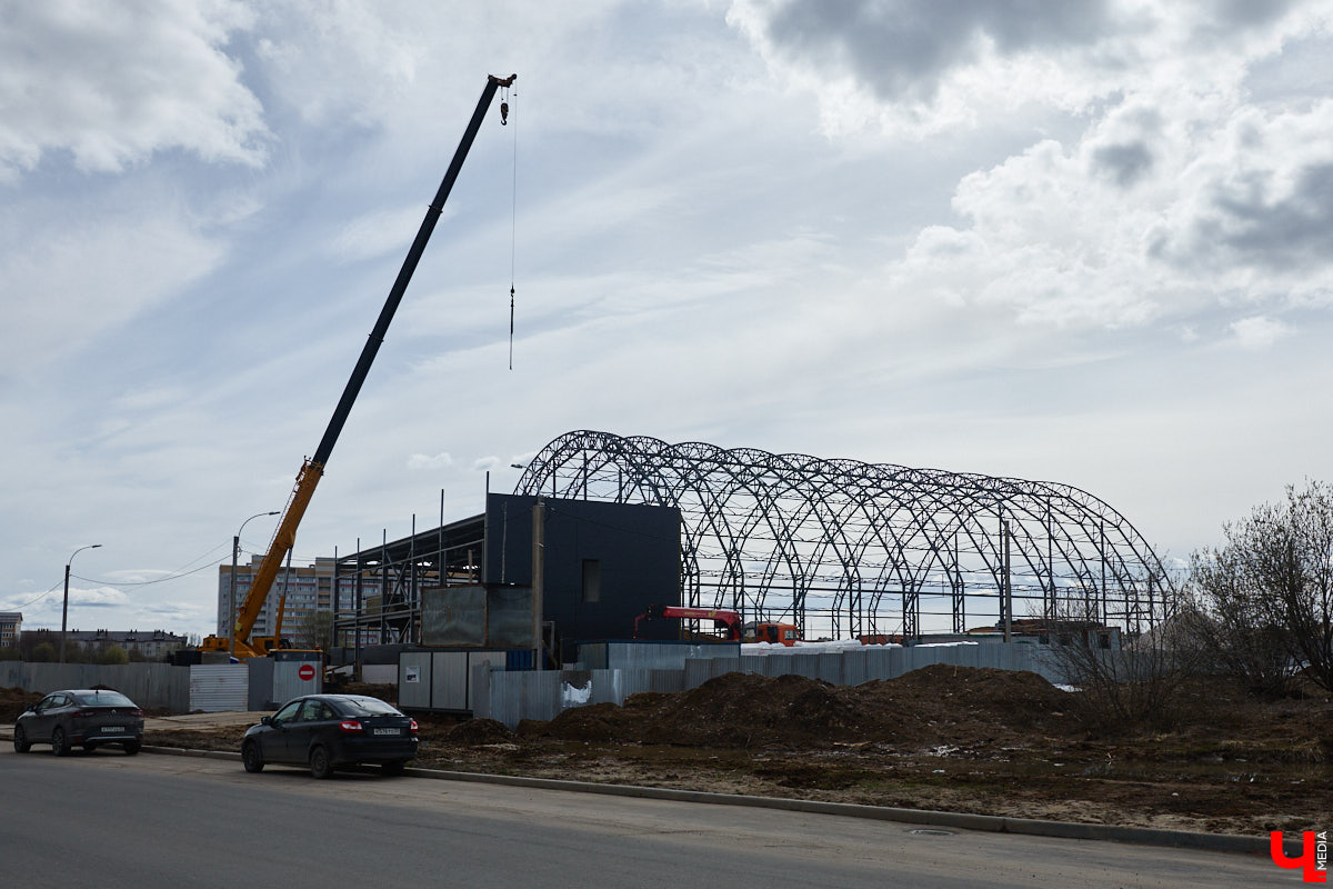 Юрьевец уже давно полноценная городская ячейка. Но мало кто знает, что сердце этого уголка поделено на две части. С одной стороны виден тихий сектор самых первых и уютных многоэтажек, с другой — растущие ввысь «человейники» с многочисленными магазинами. Ирина Коновалова прогулялась с нами по двум «параллельным мирам» микрорайона и рассказала, как изменились родные ей улочки за последние 15 лет.